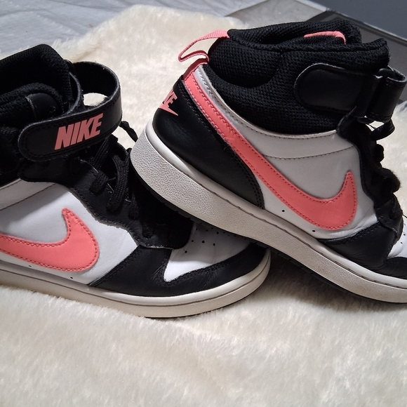 Nike Black and Pink Sneakers with Classic Design - Picture 8 of 13